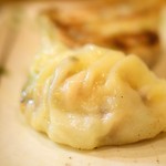 松富 - 松富餃子（5個）＠税込600円：ひっくり返してみました