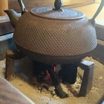 皐盧庵茶舗 - 炭の上に立派な鉄瓶