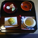 皐盧庵茶舗 - お膳にお菓子が盛られて出てきます