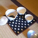 皐盧庵茶舗 - 湯冷まし用の器と 急須と杯くらいの湯飲み
      