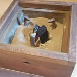 皐盧庵茶舗 - 炭をおこしています