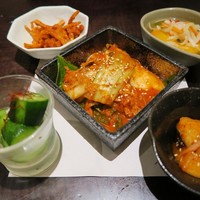 焼肉トラジ 大阪ヒルトンプラザ ウエスト店 - キムチ5種盛り