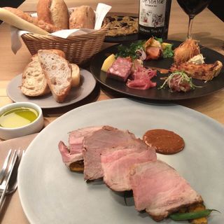 東京・丸の内から世界へ発信。パンを主体に考案する特製フレンチ