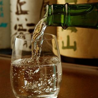 蕎麦に合う日本酒が30種以上☆500円均一で飲み比べも◎