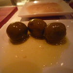 池袋 はなれ - オリーブ（中にサーモン入）１個食べた後