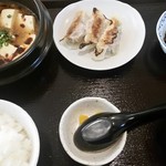 餃子の月光 - サラサラの麻婆豆腐？、焼き餃子は水分？多め