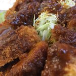 Ya Shoku Tei - 「上スーパージャンボソースカツ丼」接写1。この肉質の柔らかさ、実に堪らない。力を入れなくても、いつの間にか噛み切れている状態の柔らかさだ。