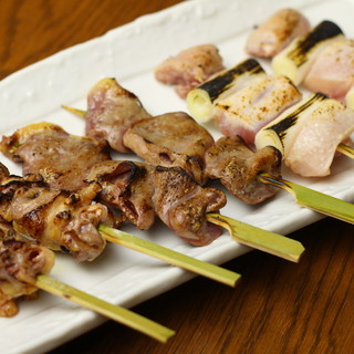 炭火でじっくりと焼き上げる“やきとり”はジューシーな味わい！
