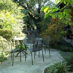 きんじろうカフェ - お店の前のガーデンには小さなテーブルが