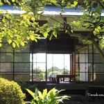 裏庭からカフェスペースを臨む