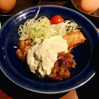 赤坂うまや - チキン南蛮。揚げ衣の味が濃く、脂分もたっぷり、ジューシー。タルタルソースが優しく調和します。