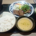 たんとと 和くら - 「九条ねぎ牛たん・塩たん定食」(1690円)「とろろ追加」(100円)