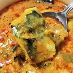 SPICY CURRY 魯珈 - 限定カレー（九条ねぎと塩鯖のミーンモーリー）のアップ