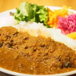 カフェ ルビーオン青山 - 牛スジとたっぷり野菜のカレーライス 温泉卵添え 980円