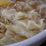 らーめんどんぐり - チャーシューの下に隠れていたワンタン