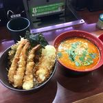 無添くら寿司 - 胡麻香る担々&天丼(どちらも¥399)
      計¥798で普通ならしっかりお腹いっぱいになるボリュームがある。大喰らいの僕はさらに回転寿司を何皿か食べてしまったが…。