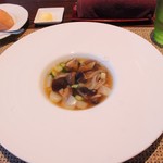 ルフージュ - スープ
                                ・キノコのスープ
                                キノコの出汁が出て素晴らしい一品。
                                スープスプーンで10口分ありました。
                                技ありの1皿です。
                                
