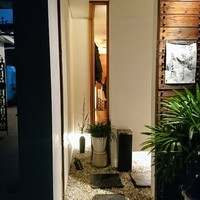 鮨 一二郎 - 暗い通りを歩くとマンションの1階に灯りが。一二郎さん外観