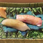 うを徳 - 手前：平目（握り） 奥：鹿児島 笛鯛（握り）