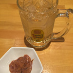 浜焼太郎 - お通し(塩辛)¥300と、ハイボール¥330。いずれも税別