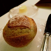 フレンチレストラン ミクニ サッポロ - パンも美味しい。四つ葉バターがそえられています