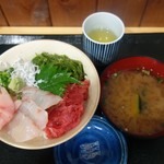 ふじやす食堂 - 日替り三色丼。味噌汁付700円