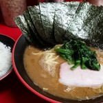 横濱家系ラーメン 勝鬨家 - らーめん 並 680円 のり増し 100円 中ライス 100円