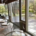 Hotel Harvest Kyu Karuizawa - お庭に臨むラウンジ