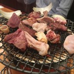 炭火ホルモン焼 夏冬 - 焼いてます