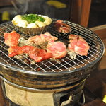Kanteki Horumon Yakiniku Tsuru - お肉はかんてき（七輪）で焼きます