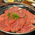 Kanteki Horumon Yakiniku Tsuru - 『ねぎ塩タン』です。写真取る前に一枚焼いてしまった（笑）