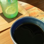 Rainbow Cafe - 深煎コーヒー  ４００円 と  レモンソーダー  ３００円