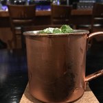 EUREKA BAR AND DINER - 自家製ジンジャーシロップのモスコミュール 900円。