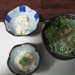 海さくら - サラダ、小鉢２種（マカロニサラダ、チーズ豆腐）です。