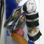 海さくら - サラダ巻き（エビ）、サンマ握り、いなり、です。