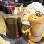 コナズ珈琲 - 卓上のメープルシロップとコーヒー粉ミル。