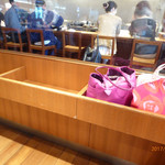 Hitoshinaya - 席のうしろに、カバンを置くスペース有り