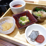 Hitoshinaya - だし豆腐、温泉卵、じゃこおろし、梅干し、塩昆布など