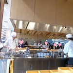 Hitoshinaya - カウンター席の中で、料理人が忙しそうに調理