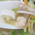 寛太郎 - 奥には海鮮系の具