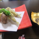 沼津の目光天麩羅で　栗渋皮揚げ　無花果　万願寺唐辛子　祇園黒七味塩で