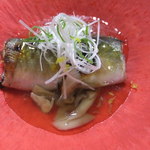 和食あかざわ - 子持ち鮎塩焼き　松茸の餡で　白葱　降り柚子