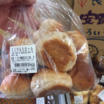 久保農園 生産直売所 - 柔らかいロールパンにクルミが入ってます。