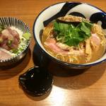 寿製麺 よしかわ - マグロブラックと海鮮丼。