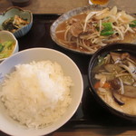 Yoridokoro Tsumugi - 「牛バラ肉の肉野菜炒め定食」（800円）