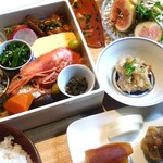 日向草 - 秋の日向草御膳、海老のうしろにサワラの西京焼、栗の渋皮煮を天ぷらにしてあるものも…珍しいし、美味い！