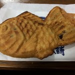 鳴門鯛焼本舗  - 一匹ずつ丁寧に焼く「一丁焼き」という焼き上げ製法のことを「天然鯛焼き」と言うのだそうだ。