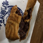 鳴門鯛焼本舗  - 「天然たいやき 十勝産あずき」194円（税込）中味の餡は、もちろん尻尾までしっかりと入っている。