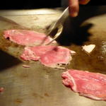 シャカ - 薄切りステーキを焼く