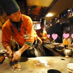 シャカ - 卵の殻を穴に入れるところ